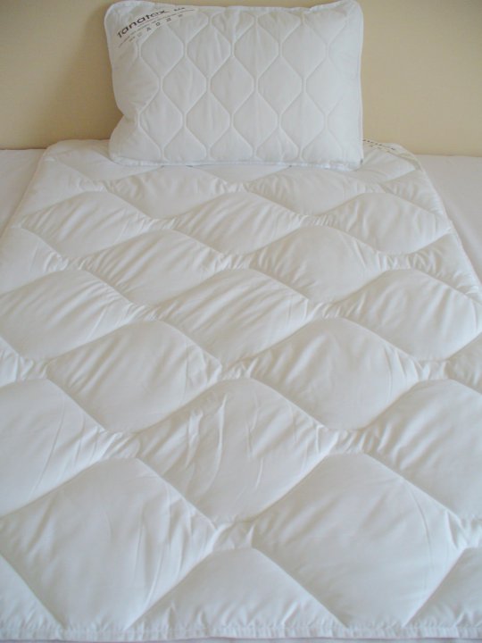 Přikrývka z umělých vláken